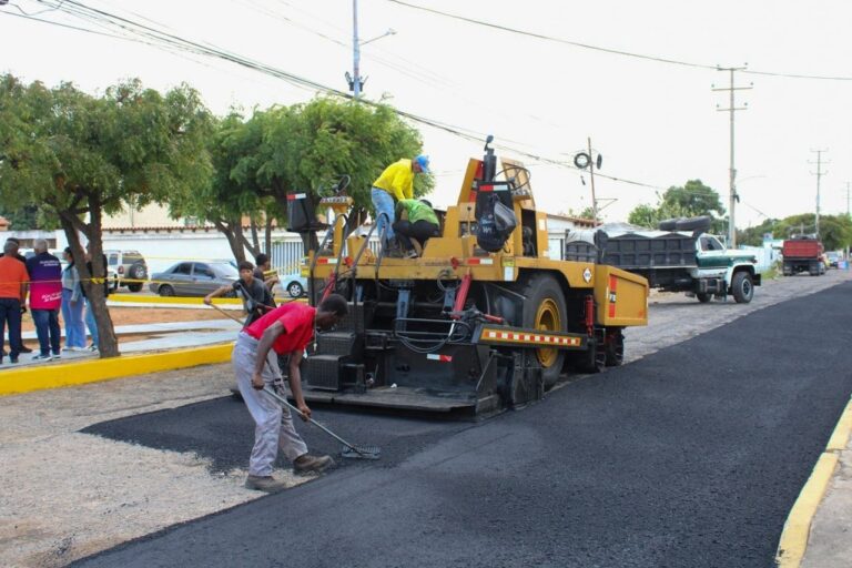 Alcaldía de Maracaibo ejecuta planes de asfaltado en sectores en completo deterioro