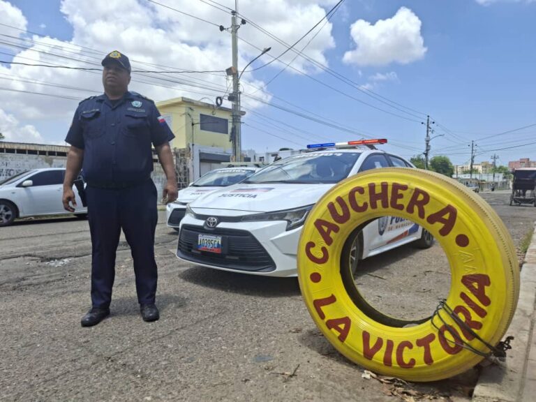 ‎​Polimaracaibo despliega operativo para despejar pasos peatonales obstruidos por neumáticos