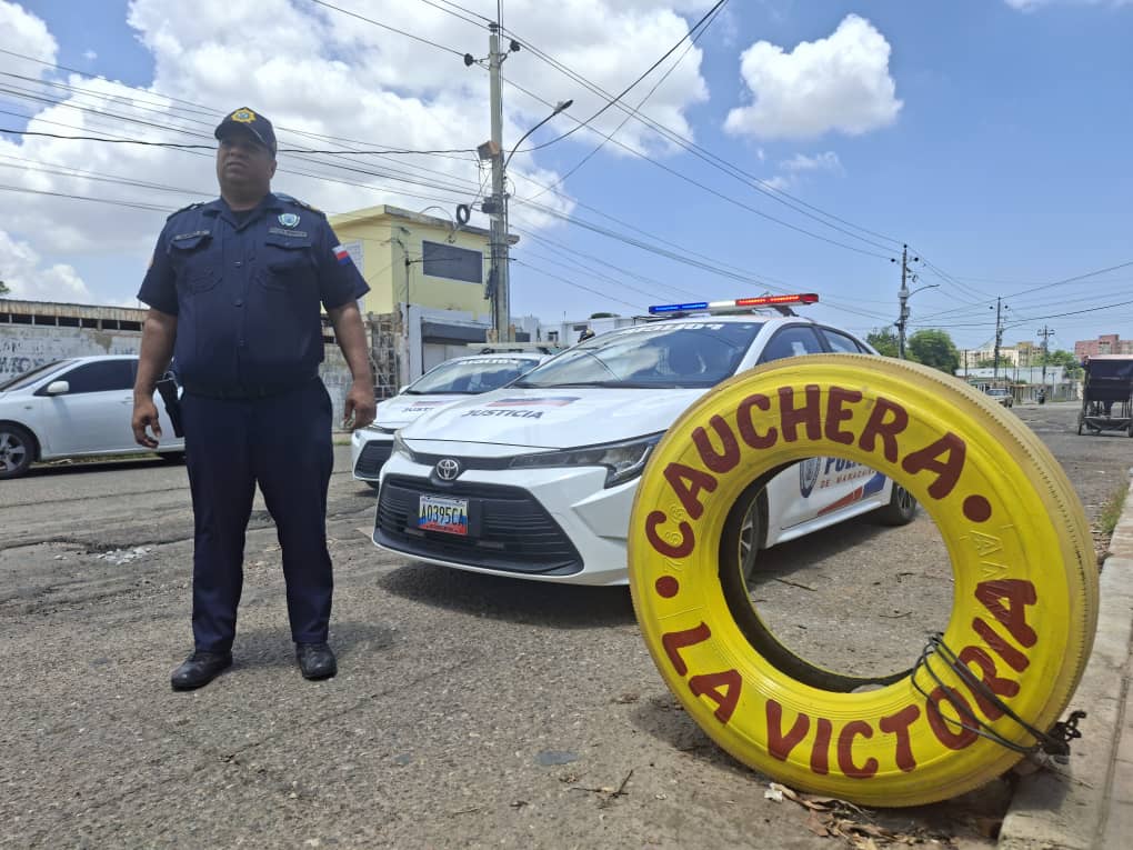 ‎​Polimaracaibo despliega operativo para despejar pasos peatonales obstruidos por neumáticos