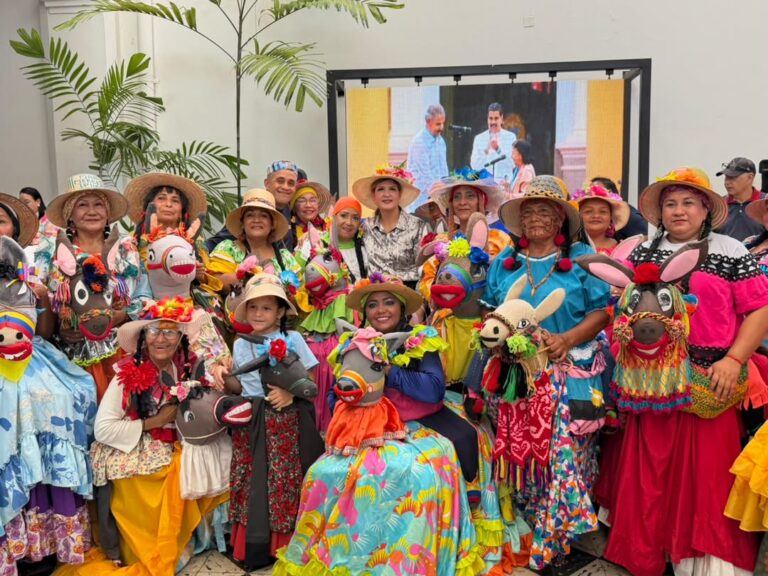 Adultos mayores reviven la historia de Maracaibo en una emotiva ruta patrimonial junto a la Gobernación del Zulia