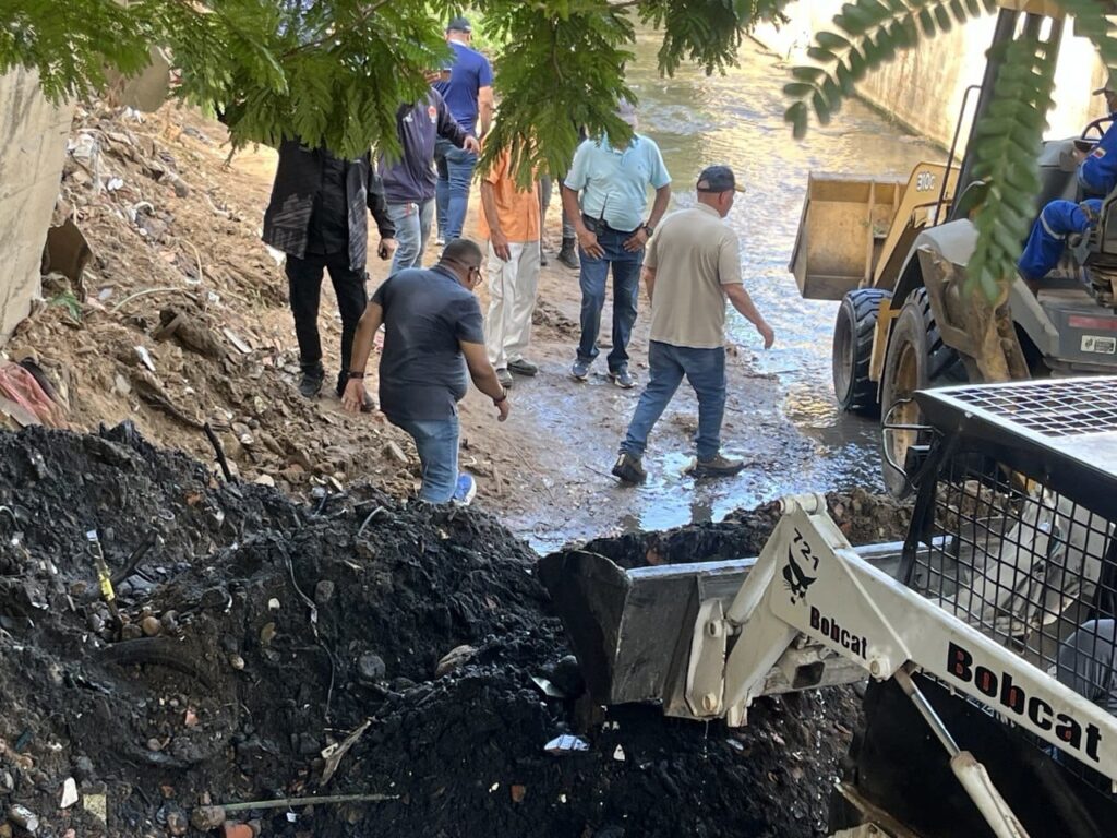 Alcaldía de Maracaibo cumplió labores previas de limpieza en la Cañada Morillo