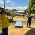 Alcaldía de Maracaibo entrega 200 láminas de zinc a familias afectadas por lluvias en Idelfonso Vásquez