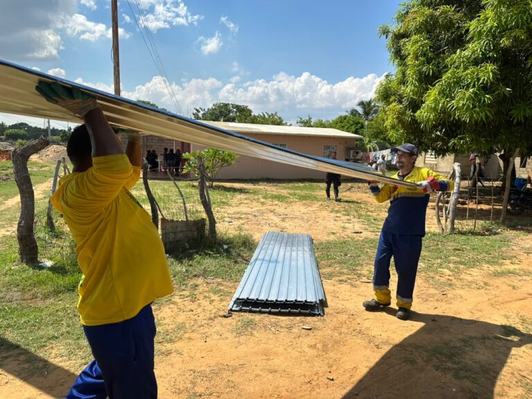 Alcaldía de Maracaibo entrega 200 láminas de zinc a familias afectadas por lluvias en Idelfonso Vásquez