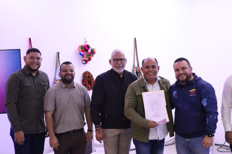 Alcaldía de Maracaibo entregó vistos buenos y registros ancestrales a iglesias y vasallos
