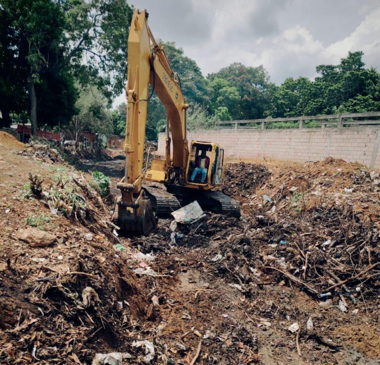 Alcaldía de Maracaibo inicia limpieza de la cañada Morillo tramo Barrio Bolívar