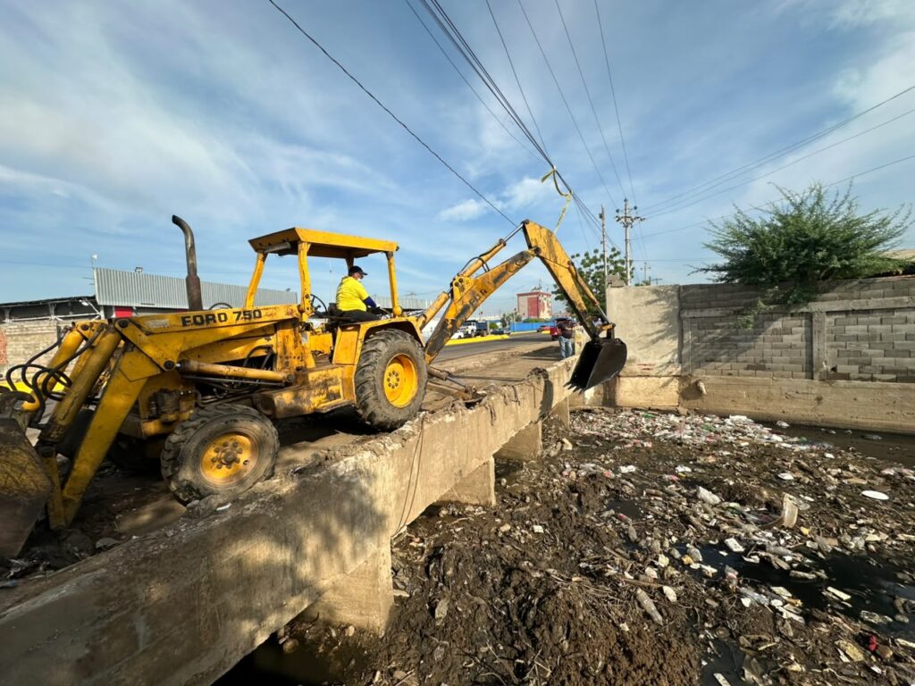 Alcaldía de Maracaibo intensifica limpieza profunda de colectores y cañadas cerca del Terminal de Pasajeros