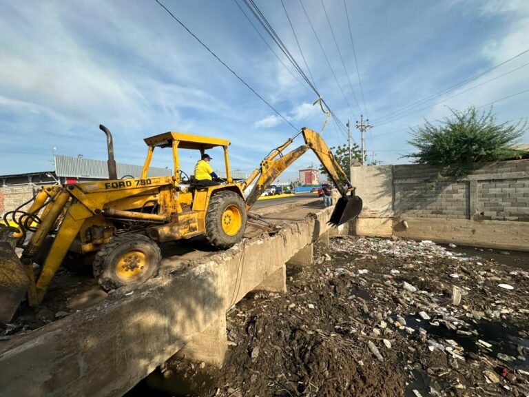 Alcaldía de Maracaibo intensifica limpieza profunda de colectores y cañadas cerca del Terminal de Pasajeros