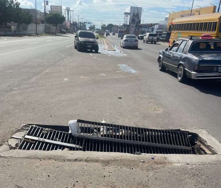 Alcaldía de Maracaibo sustituye alcantarilla deteriorada en la Avenida La Limpia