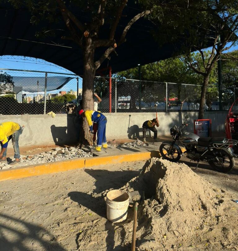 Alcaldía de Maracaibo sustituye colectores en la Plaza Astolfo Romero
