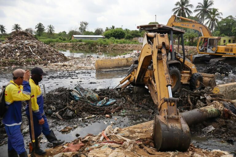Alcaldía de Maracaibo y cuatro niveles de Gobierno mantienen despliegue integral en Puente Espuma