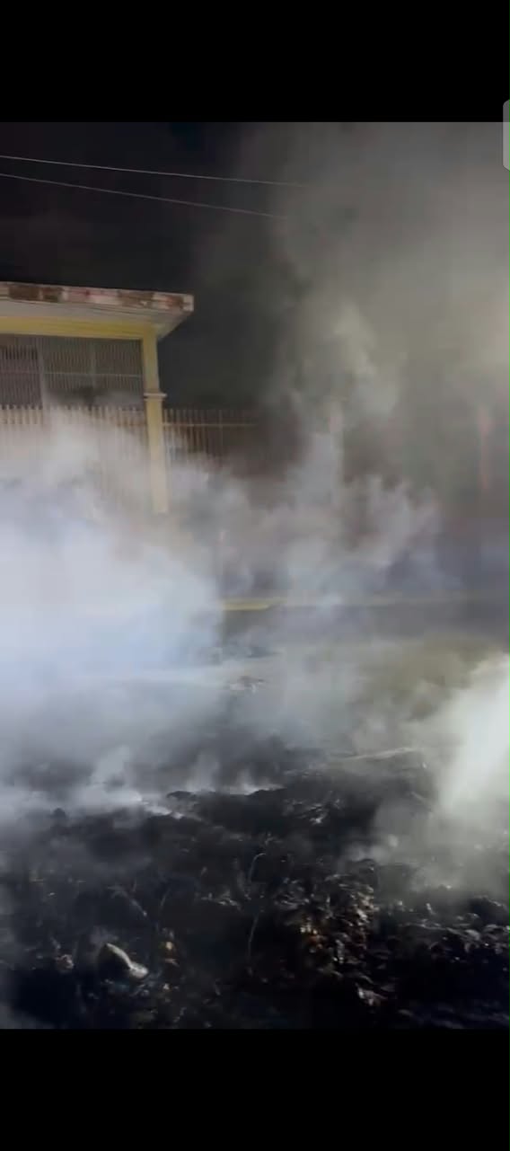 Bomberos de Maracaibo atienden quema de asfaltado durante protestas por crisis eléctrica