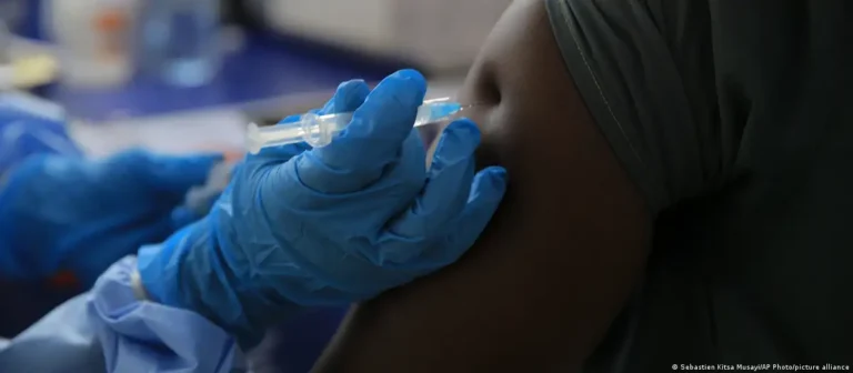 Comienza el ensayo de la vacuna contra el ébola en medio del brote en la República Democrática del Congo