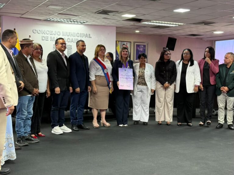 Concejo Municipal de Maracaibo condecora a la Primera Dama Roselyn López de Caldera con la Orden Ana María Campos