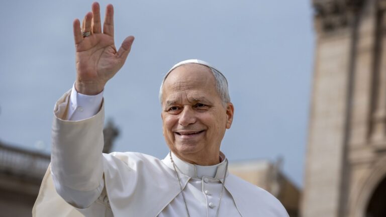 El Vaticano señala que León XIV adaptará su pontificado