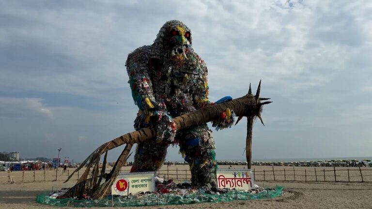 Escultura gigante de plástico alerta sobre la contaminación marina