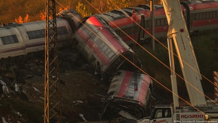 España sigue buscando víctimas tras grave accidente de trenes
