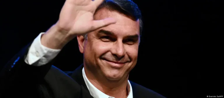 Flávio Bolsonaro habría viajado de Argentina a Ecuador tras salir de Brasil
