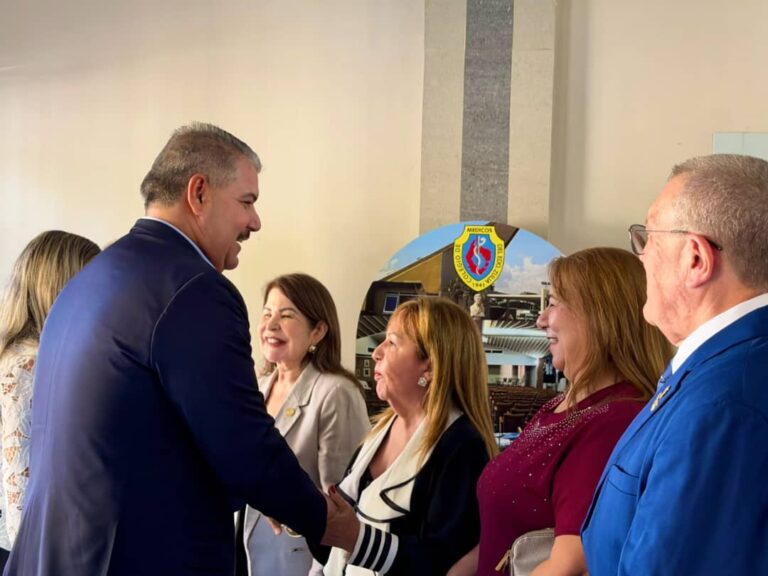 Gobernador Luis Caldera acompaña al Colegio de Médicos del estado Zulia en la celebración del 85 aniversario de su fundación
