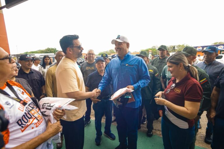 Gobernador Luis Caldera recorre el Estadio Luis Aparicio a un día del inicio de la temporada de béisbol profesional en Maracaibo
