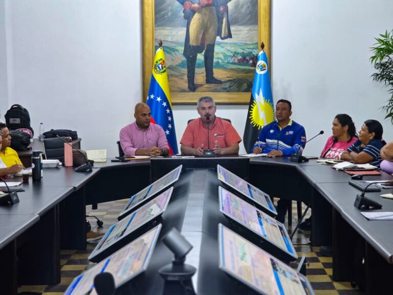 Gobernador Luis Caldera sostiene gabinete territorial comunal con voceros de Cabimas
