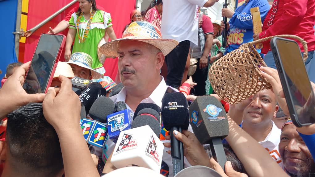 Gobernador declara al Zulia como estado multicultural, realiza anuncios y entrega financiamiento a comunas indígenas
