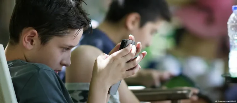 Grecia prohíbe el acceso a las redes sociales a los menores de 15 años