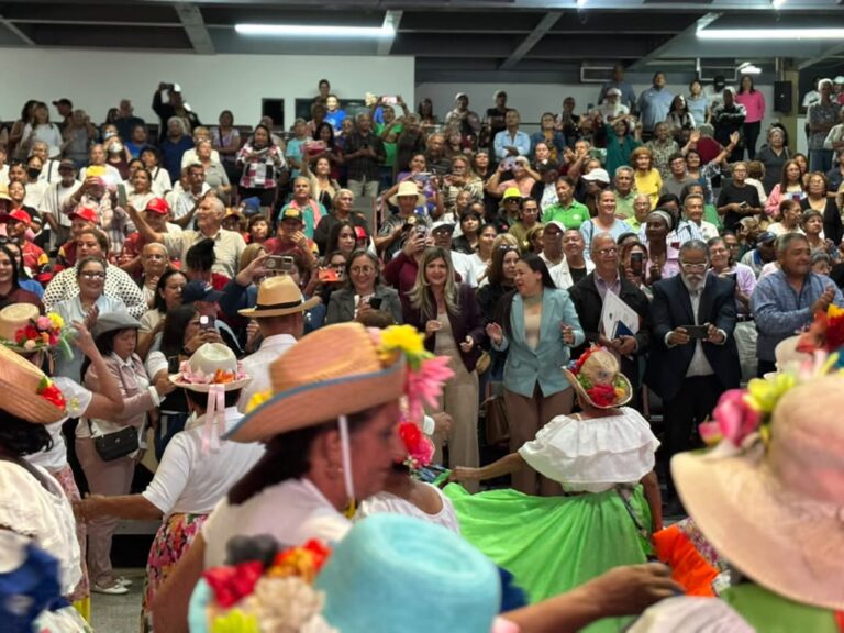 Homenaje de la primera dama del Zulia a la sabiduría y legado de nuestros adultos mayores