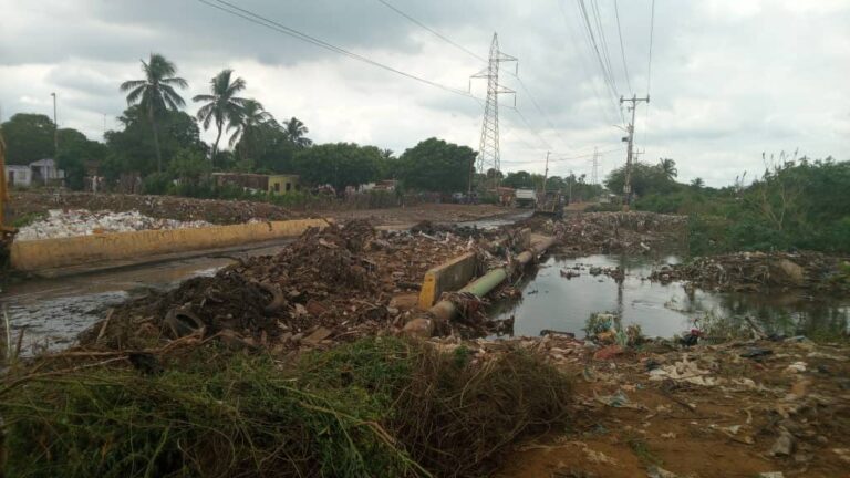 IMAU despliega maquinaria pesada en Puente Espuma para atender contingencia por lluvias