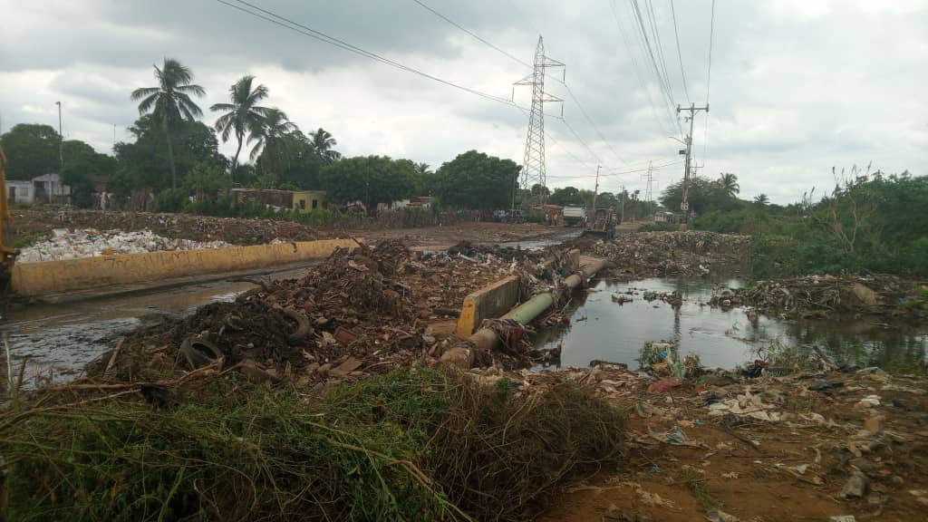 IMAU despliega maquinaria pesada en Puente Espuma para atender contingencia por lluvias