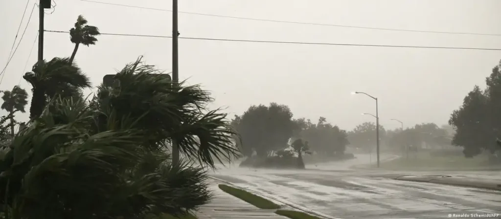 Isaías se reduce a categoría 1 sobre Florida