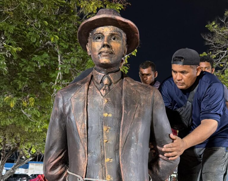 La escultura de San José Gregorio llegó a la Facultad de Medicina