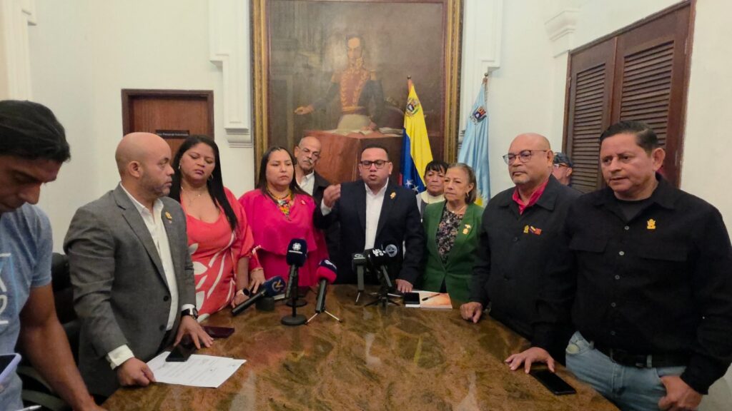Legisladores rechazan violencia que regresó para destruir servicios públicos recuperados