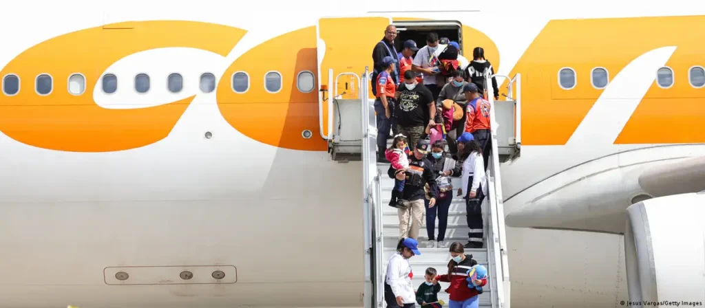 Llegan a Venezuela 387 migrantes deportados desde Estados Unidos