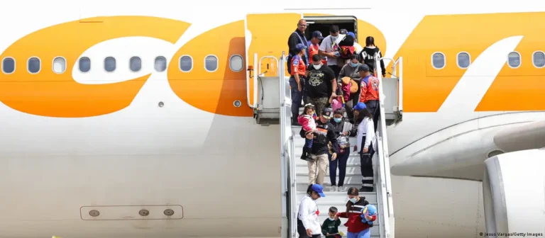 Llegan a Venezuela 387 migrantes deportados desde Estados Unidos