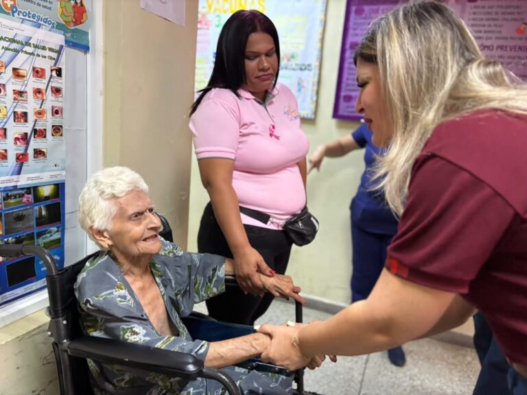 Primera Dama Roselyn López de Caldera lidera jornada de traumatología para 50 adultos mayores del Zulia