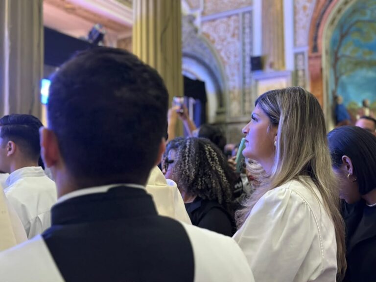 Primera Dama del Zulia acompaña develación de los mantos sagrados que lucirá La Chinita en sus fiestas patronales
