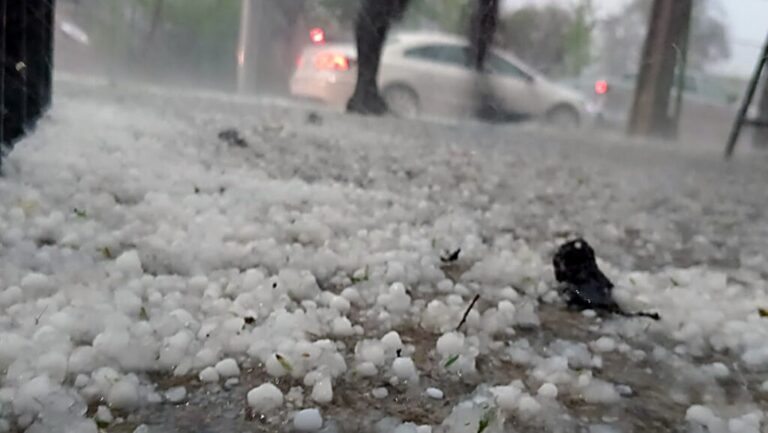 Santiago de Chile en alerta roja por granizo y fuerte tormenta eléctrica
