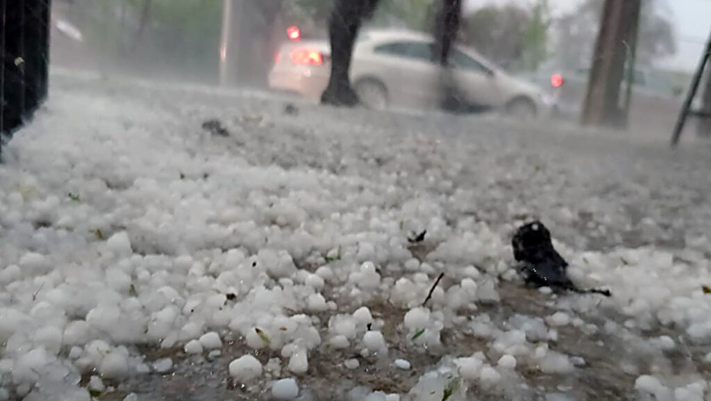 Santiago de Chile en alerta roja por granizo y fuerte tormenta eléctrica