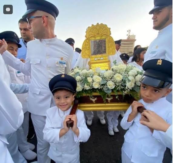 Servidores de María: los hombros que llevan a la Chinita durante sus festividades