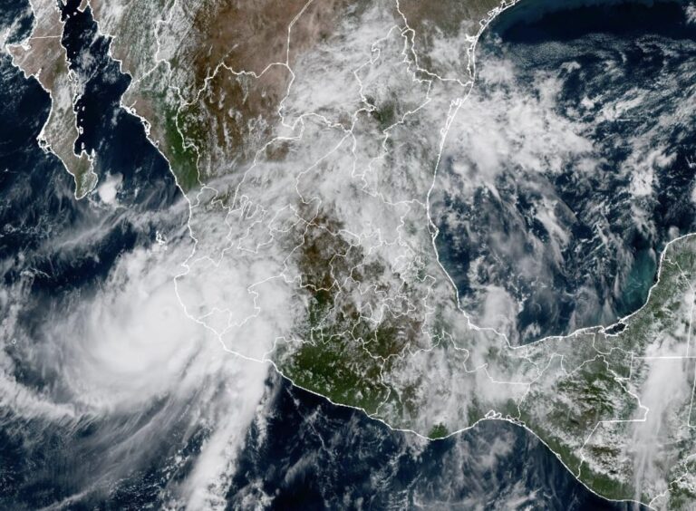Simón avanza hacia la costa del Pacífico como huracán 4