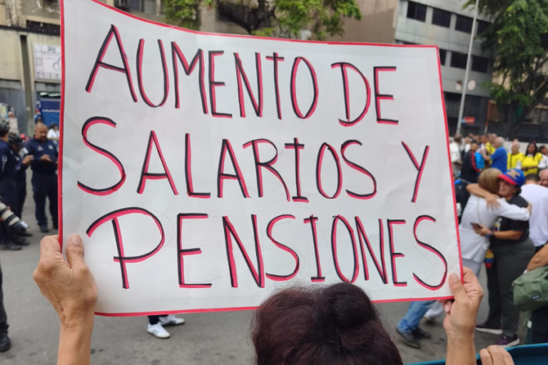 Trabajadores y jubilados marcharon y entregaron documento con peticiones