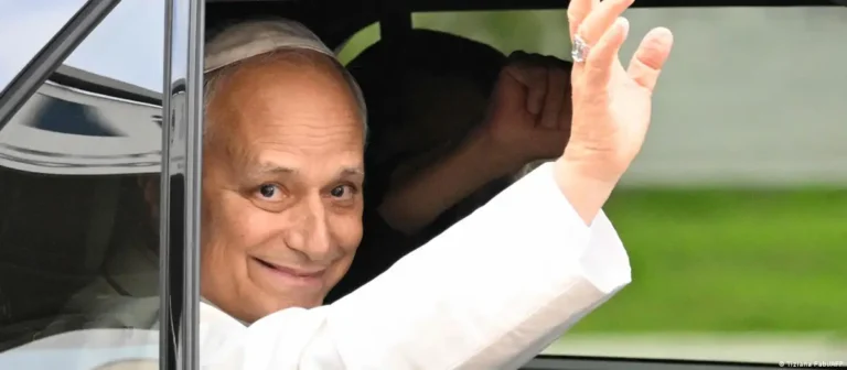 Tras su cirugía, el papa retorna al Vaticano